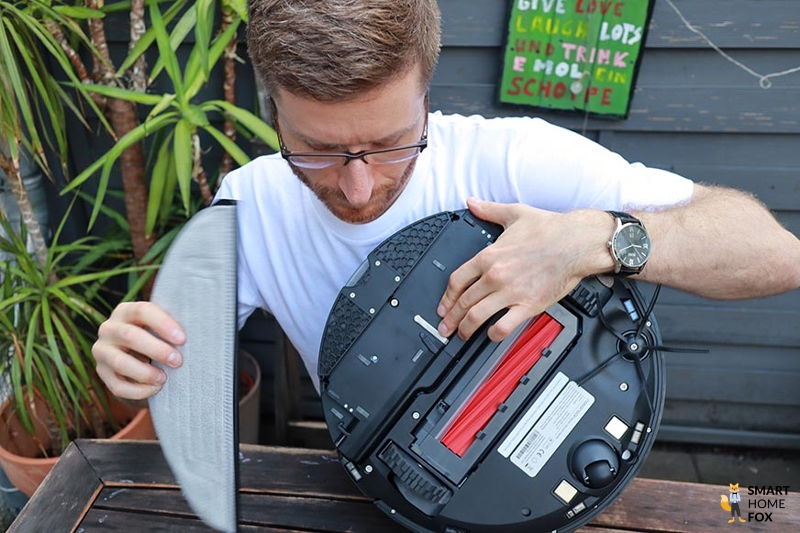 Нижняя часть Roborock S7 видна крупным планом.